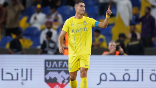 شاهد.. رونالدو يرد بإشارة مثيرة بعد هتاف جماهير الهلال السعودي باسم ميسي