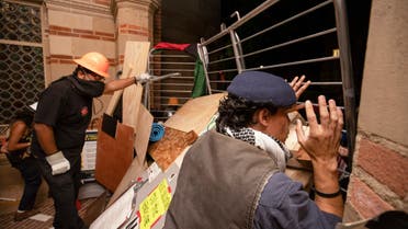 الشرطة تزيل مخيم المحتجين بجامعة كاليفورنيا بالقوة.. وتعتقل العشرات