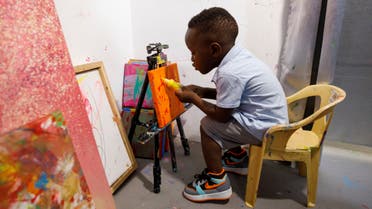 شاهد أصغر رسام في العالم.. طفل من غانا يسجل رقماً قياسياً