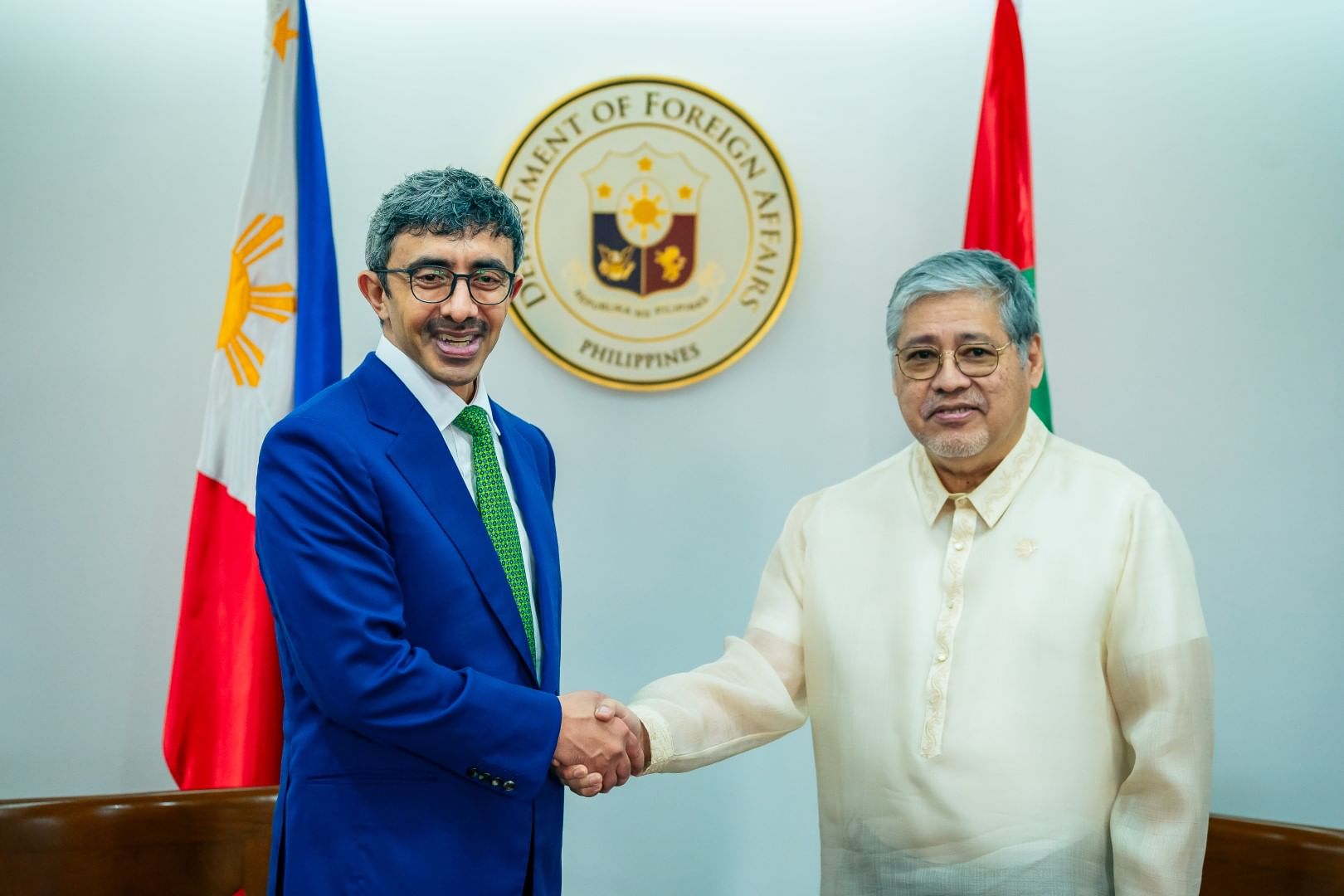 عبدالله بن زايد يلتقي وزير خارجية الفلبين ويبحثان العلاقات الثنائية بين البلدين