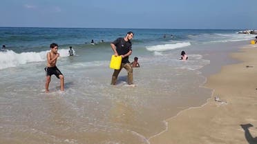 البحر أمامهم.. أطفال غزة يملأون قواريرهم ماء مالحة