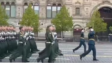 فيديو.. جندي روسي يفقد حذاءه خلال احتفالات 