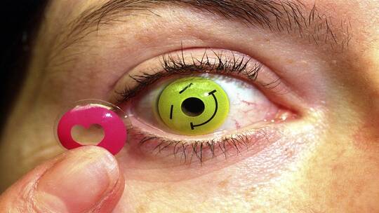 طبيبة روسية تكشف مخاطر العدسات اللاصقة الملونة للعيون