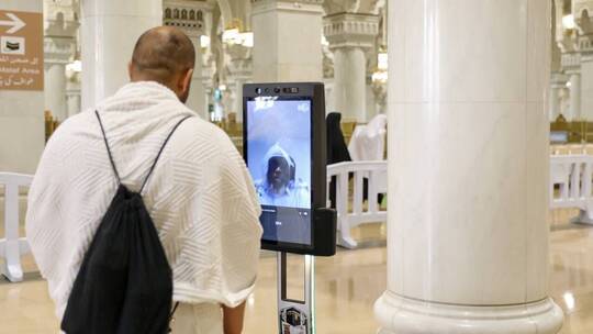 السعودية تخصص روبوتا ذكيا لتقديم الفتاوى للحجاج بـ11 لغة (صور)