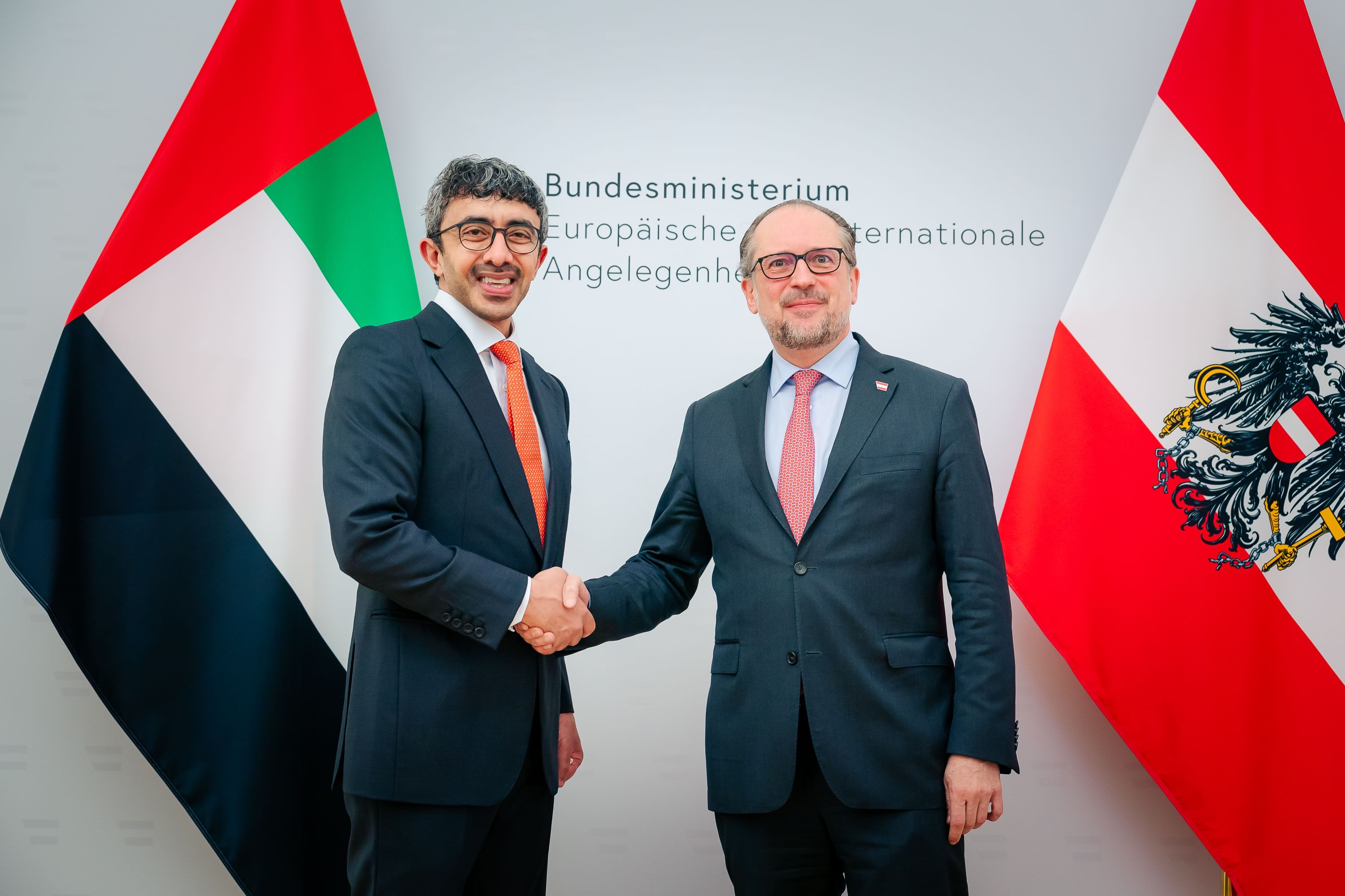 عبدالله بن زايد يلتقي وزير خارجية النمسا ويبحثان علاقات التعاون والشراكة بين البلدين