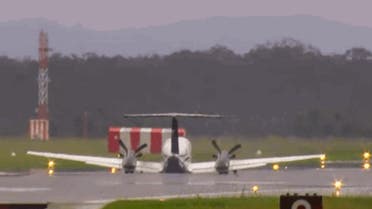 فيديو لطائرة تهبط من دون عجلات.. حلقت 3 ساعات لتتخلص من الوقود