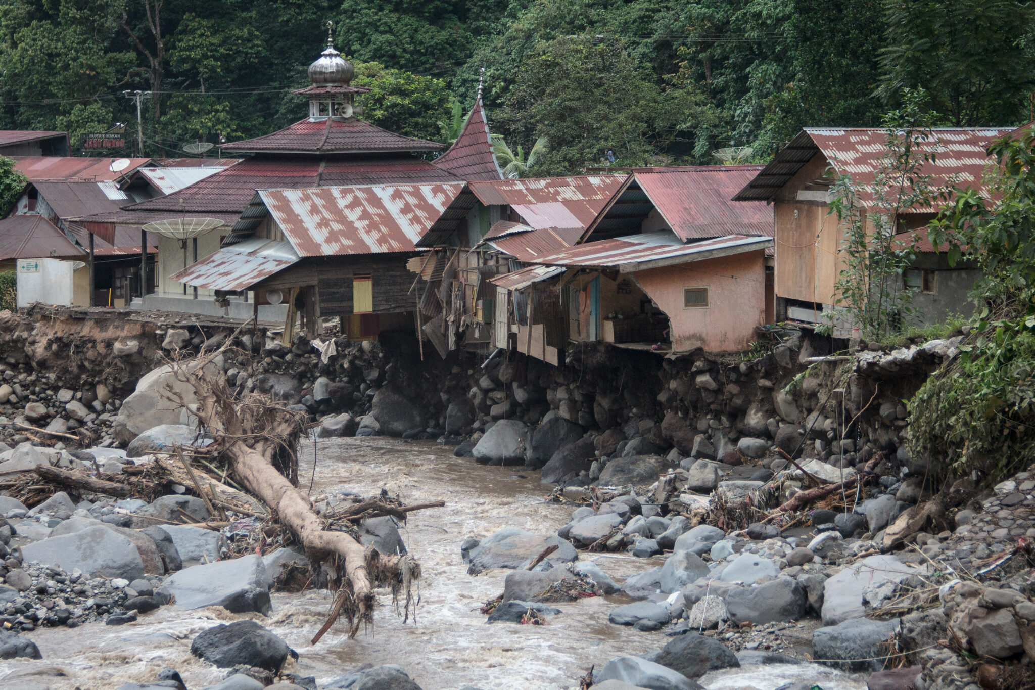 41 قتيلا و17 مفقودا جراء فيضانات وتدفق حمم بركانية باردة في سومطرة الإندونيسية
