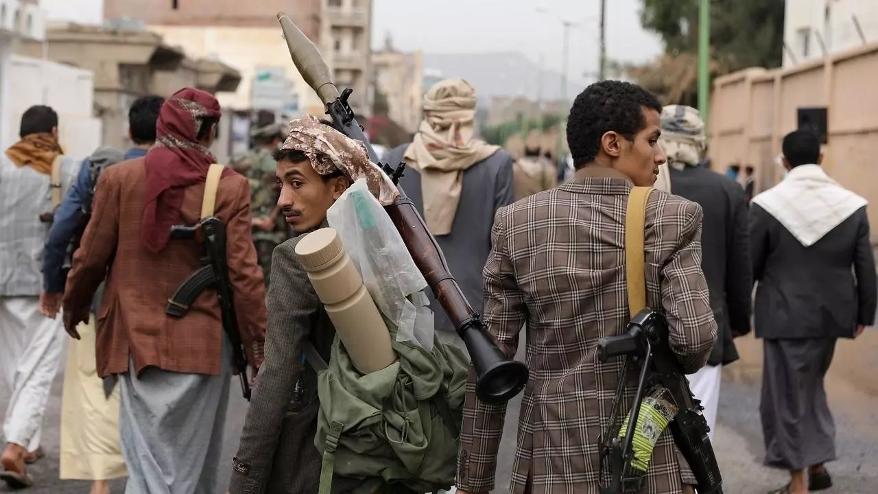 جماعة الحوثي تعتقل شيخا قبليا في مداهمة لمنزله بصنعاء