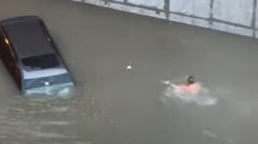 فيديو.. مصرفي مصري بالإمارات ينقذ عائلة من الغرق داخل السيارة