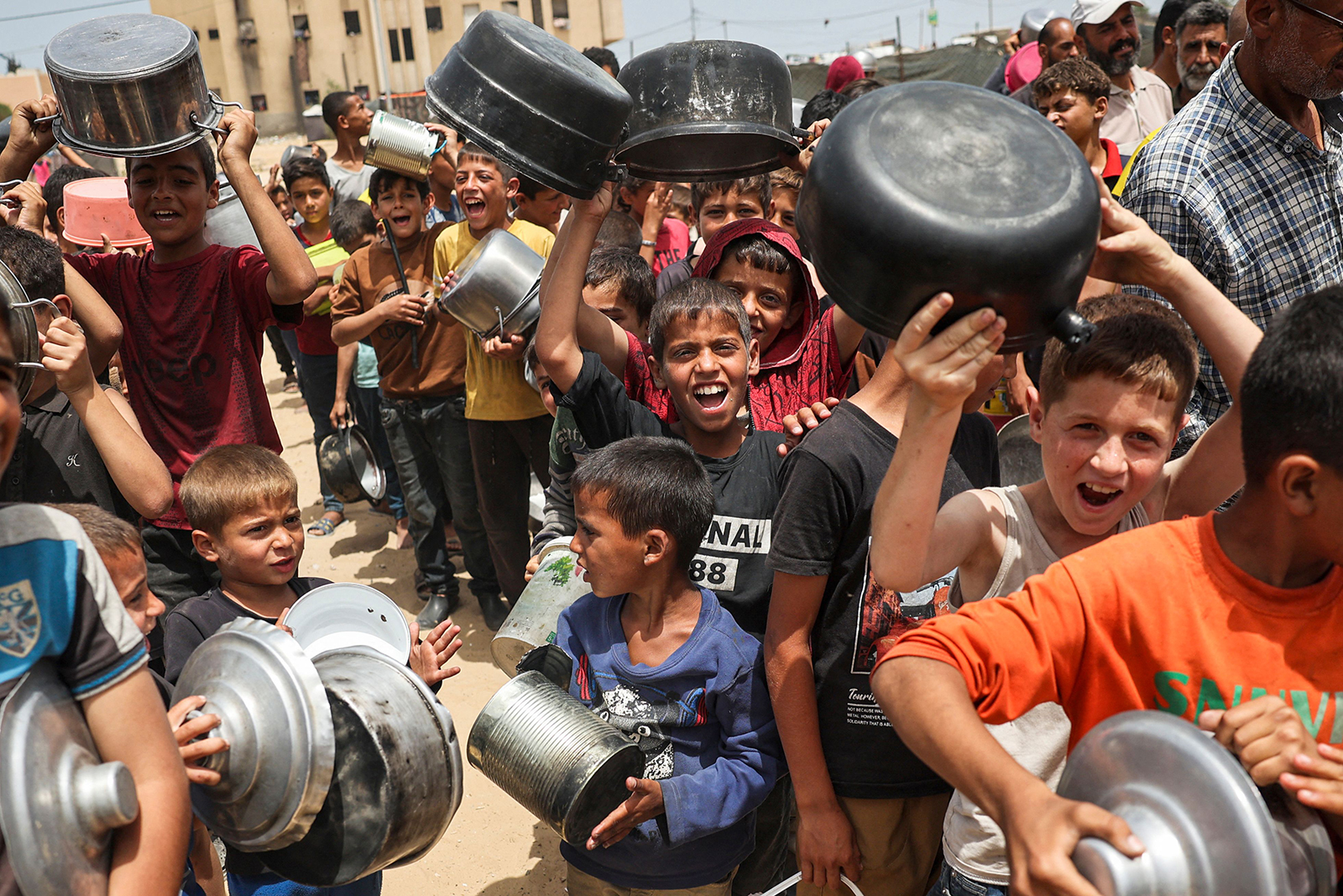 أزمة غذائية تخنق غزة.. وإسرائيل تؤكد دخول 402 شاحنة مساعدات