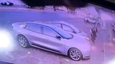 شاهد: لحظات مرعبة لشاب أنقذ طفلة تحركت بها السيارة في جدة