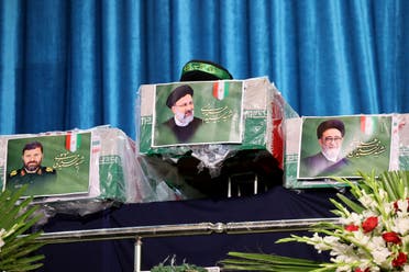 خامنئي يؤم صلاة الجنازة على الرئيس الإيراني ومرافقيه في طهران