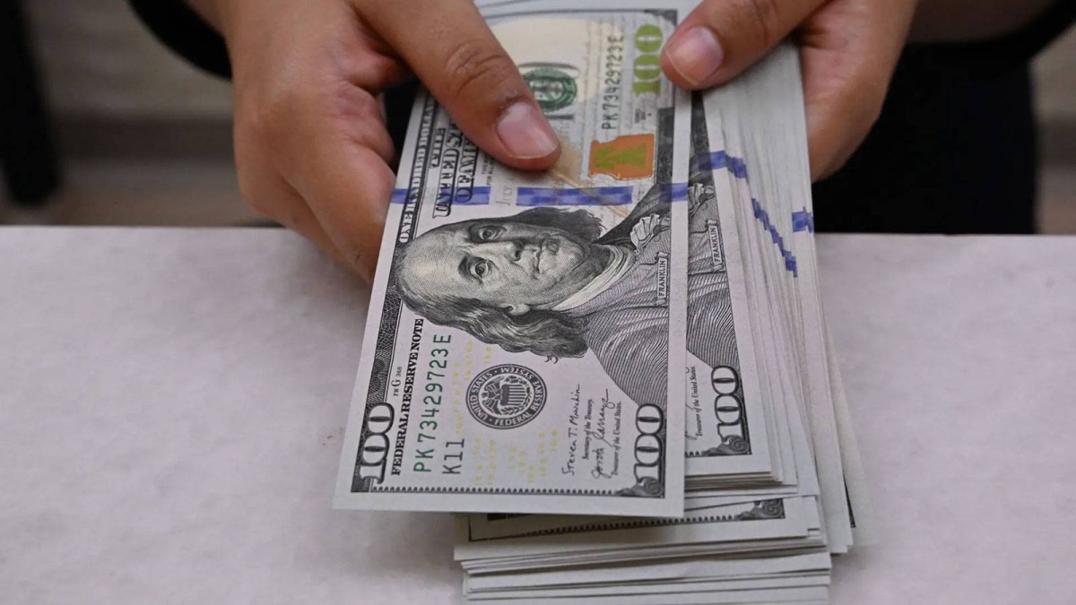 الدولار يهبط قبيل مهلة ترامب بشأن الرسوم الجمركية