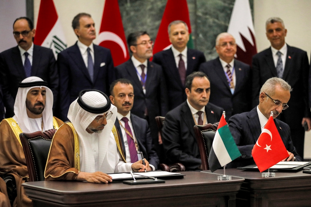الإمارات والعراق وقطر وتركيا توقع اتفاقية تعاون في مشروع طريق التنمية الاستراتيجي  