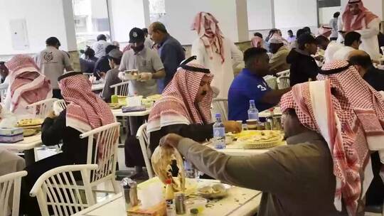 السلطات السعودية تتخذ قرارا عاجلا بعد حالات تسمم غذائي في حفر الباطن
