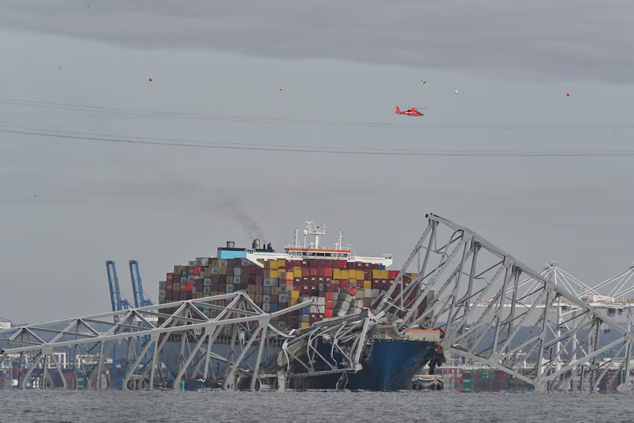 ربان سفينة الشحن طلب مساعدة زورق قطر قبل الاصطدام بجسر بالتيمور