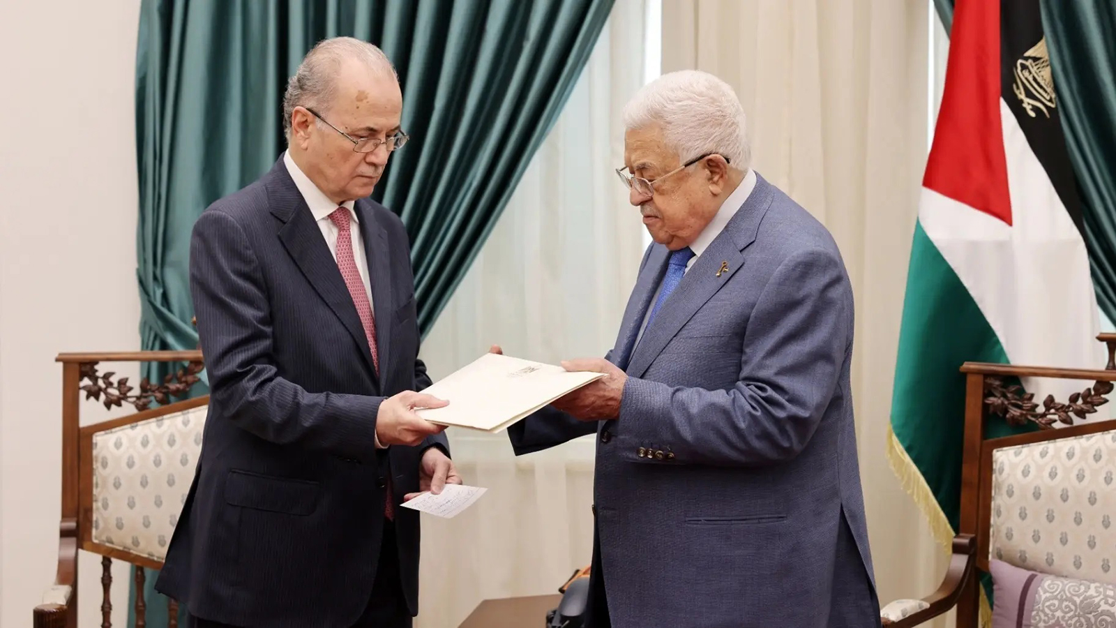 الرئيس الفلسطيني يمنح الثقة للحكومة الجديدة ويعتمد تشكيلتها