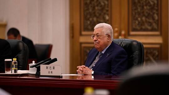 عباس يصل الرياض.. الرئيس الفلسطيني وزعماء دوليون يعقدون محادثات بشأن غزة في السعودية