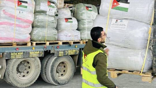 الأردن يسير قافلة مساعدات قوامها 40 شاحنة إلى غزة