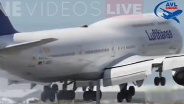 فيديو لطائرة ضخمة تصطدم بمدرج عند هبوطها.. وترتد عاليا